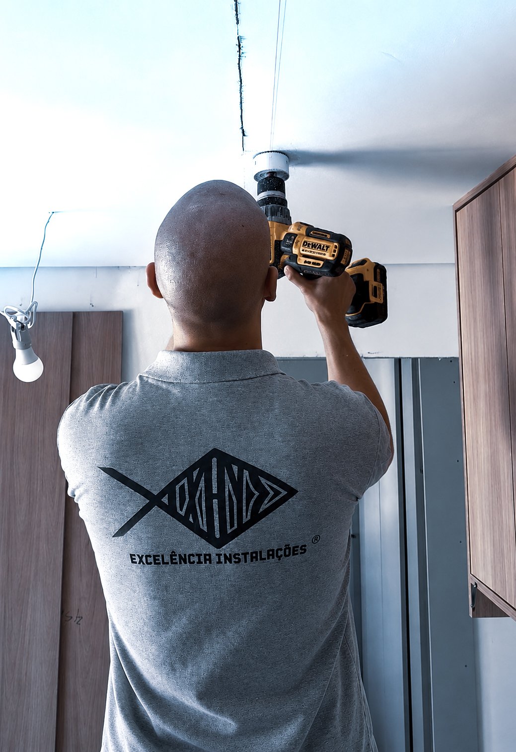 Instalação de luminária pela equipe Excelência Instalações
