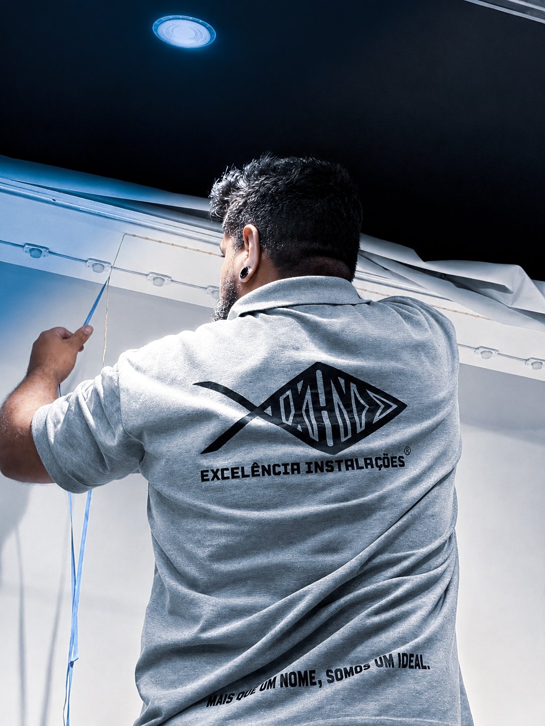 Equipe Excelência Instalações instalando forro